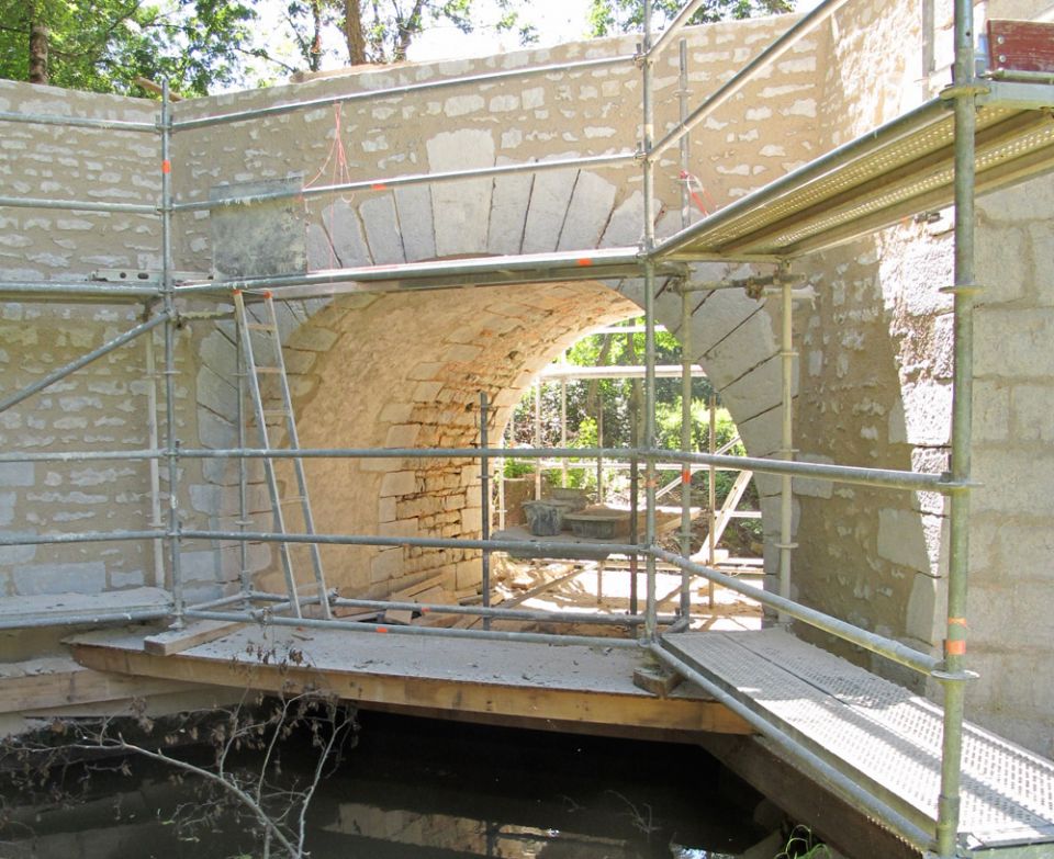 Pont en travaux à Pierre-Perthuis © Alexandre CARTIER