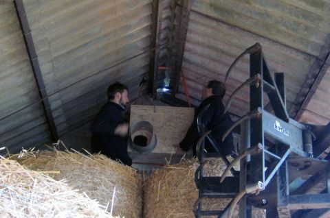 Installation d'un nichoir &agrave; Chouette effraie &copy; SHNA-OFAB